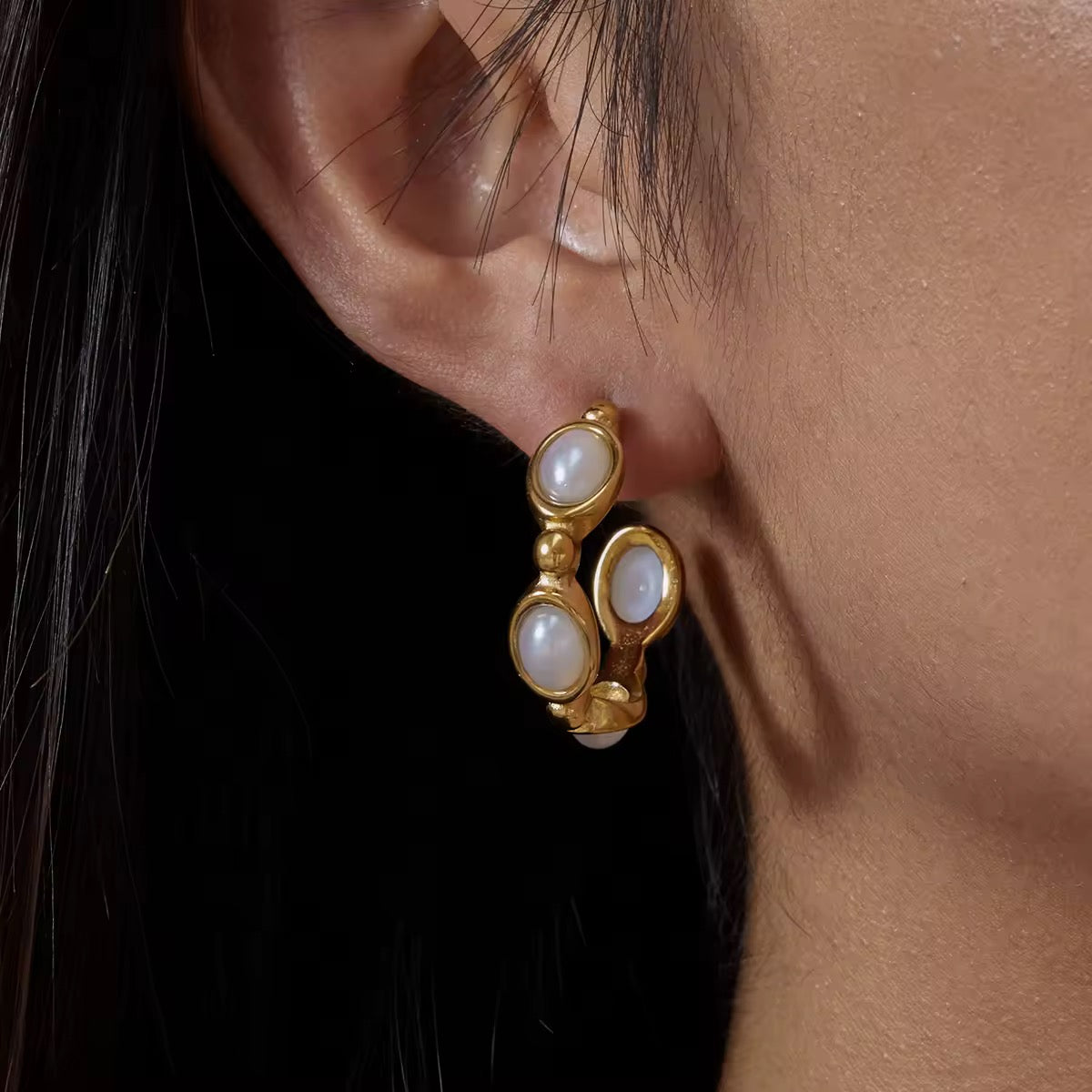 Pearl gold hoop earrings